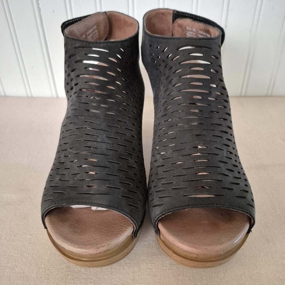 Dansko Danae Peeptoe Platform Sandal Black Laser Cut Leather Chunky Heel 7.5 - 8 - Picture 11 of 16